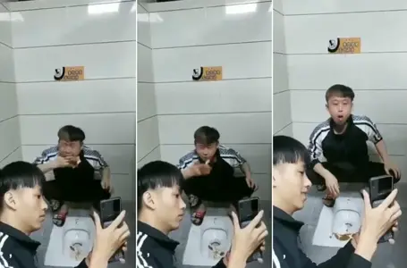 @20209662775 用户上传：怎幺在厕所吃屎呢